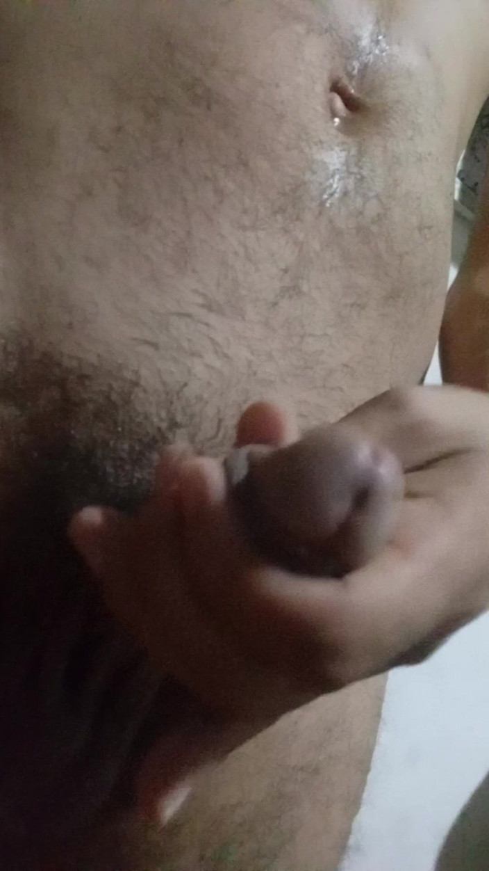 Cute boy jerks off: Mężczyzna wyszedł z łazienki, aby dostać słomkę w swoim pokoju, podczas...