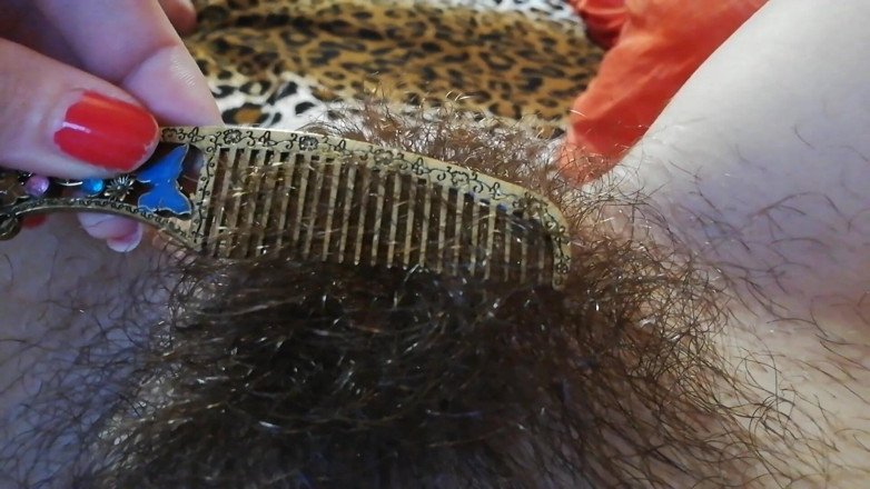 Cuteblonde666: Peluda buceta fetiche escovando o arbusto