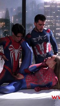 Spider Girl dikongkek oleh Superheroes. Lula