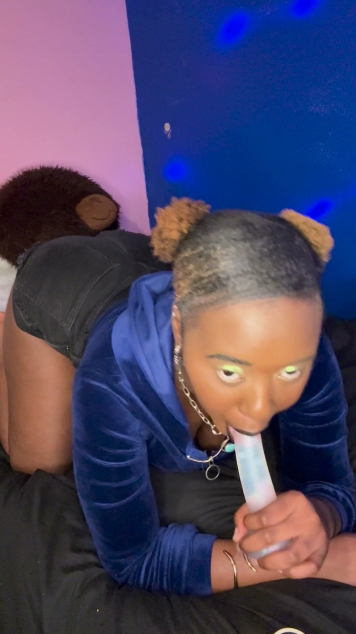 ALLIYAH ALECIA: Alliyah Alecia succhia il cazzo dildo