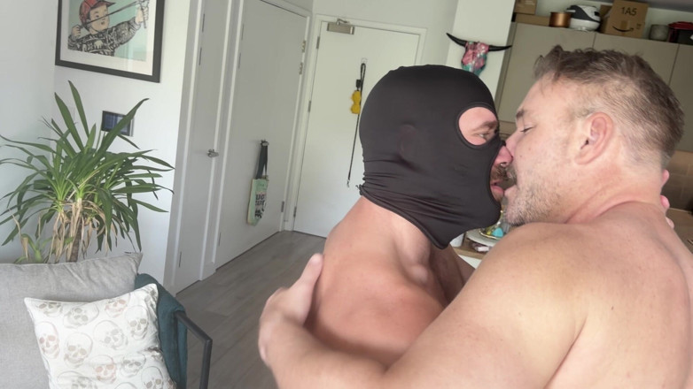 Daddy_dan_xxx: Чувак в масці Брайсджонсон руйнує отвір вітчима Дена - жорсткий грубий трах
