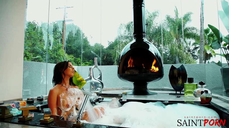 SaintPorn: Frumoasa Brandy Aniston cu părul negru își freacă pizda rasă în cadă