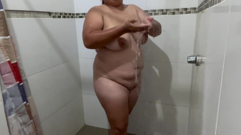 Stepmom_with_big_tits: Komşumun ne kadar zengin bir vücudu var, evine giriyorum ve...