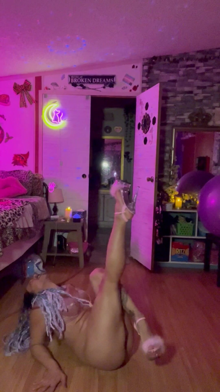 TSJade95: Langsamer und sinnlicher rock-striptease