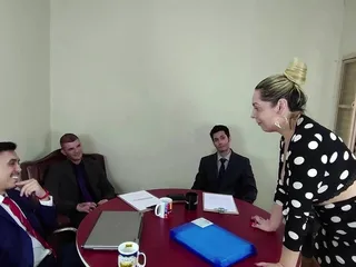 La segretaria imperziosa chiude il contratto con i capi