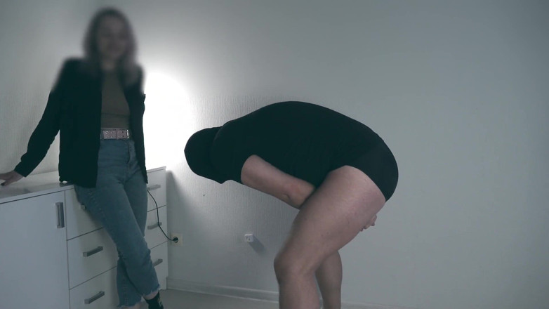 Amateur_fetish: ティーンballbusting 2 |角度 1