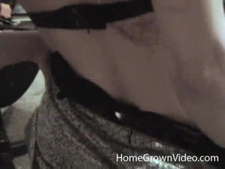 Homegrown Video: Olivia si masturba quindi masturba il cazzo di Edward