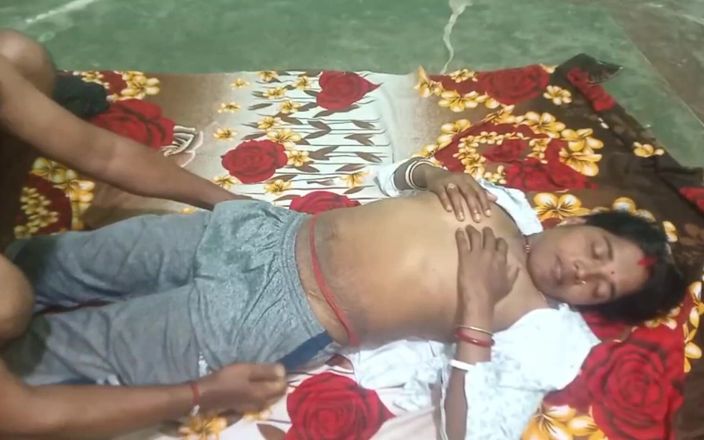 Sumitra-bhabi: 印度德西女人的假装视频乡村风格