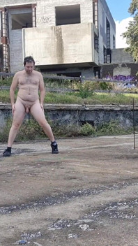 Tutto Nudo in Una Piazza