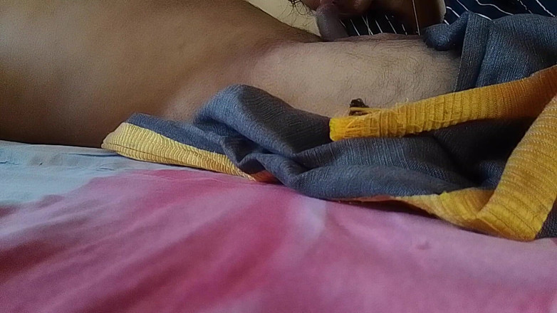 LEGSCOUPLE12: Memijat penis suaminya dengan mulutnya