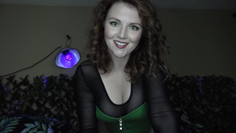 Haylee Love: Poison ivy robin ko apna gulaam banaati hai
