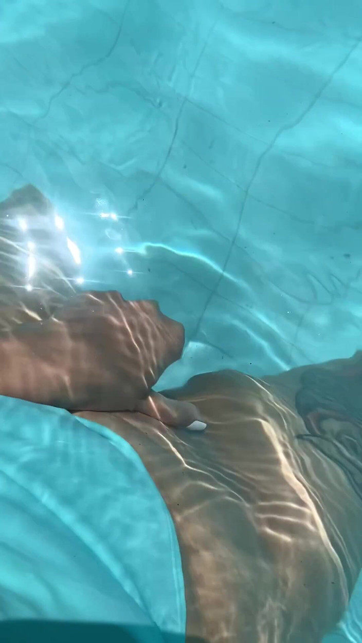 JhoanitaVioletta: I Had an Orgasm in the Outdoor Pool