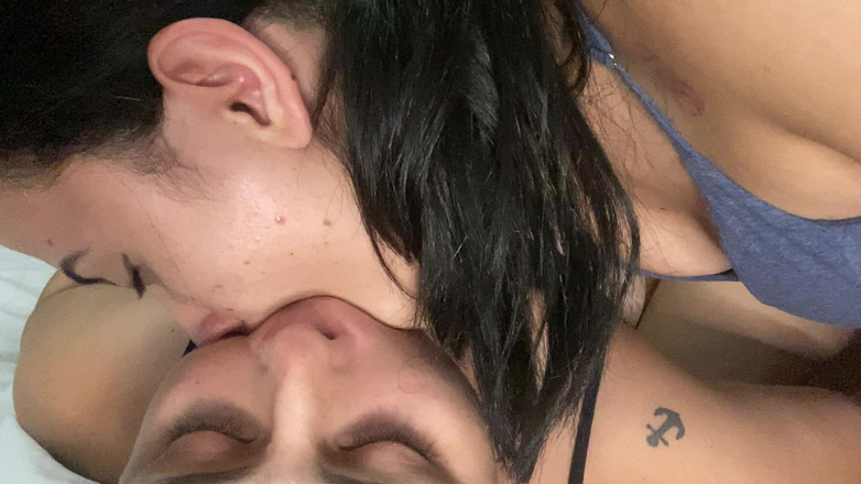 zoemelissa: Lesbisch meisje neukt mijn keel met haar enorme tong