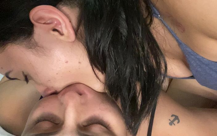 zoemelissa: lesbická dívka mě šuká do krku svým obrovským jazykem
