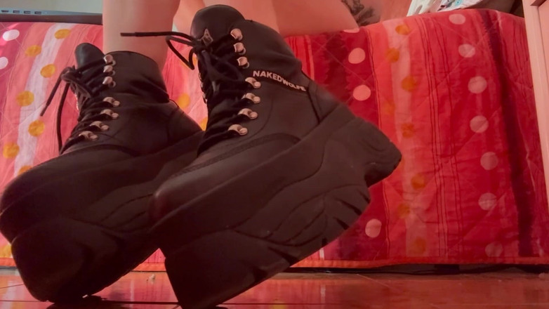 LDBMistress: मेरे जूते सूंघो, Piggy