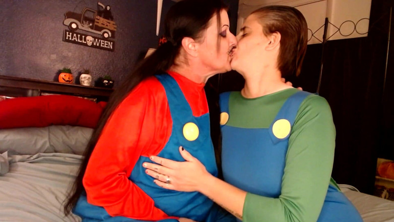 Abby Anna: Lesben küssen halloween cosplay