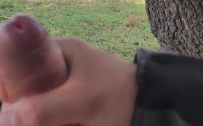 Charrterr: Засвіт члена. Я мастурбую на відкритому повітрі, поки жінка спостерігає за мною здалеку. Вона дивиться, поки я не кінчу.