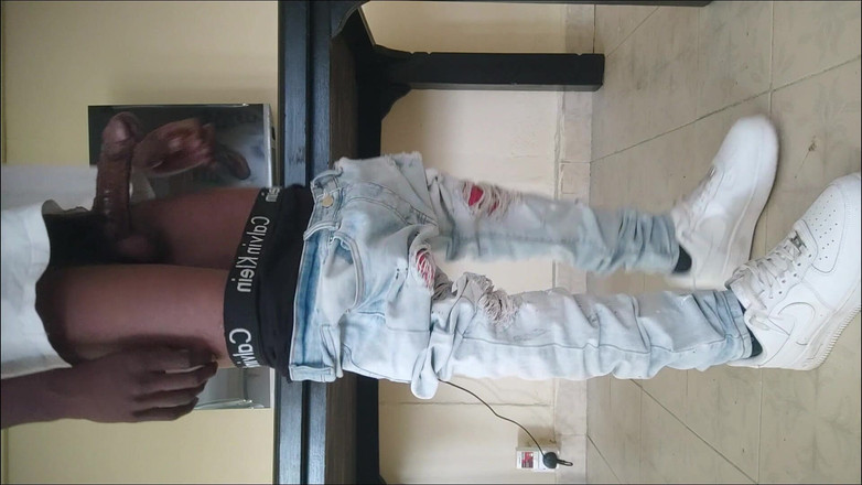 Gay black steel Africa: Une black avec une énorme bite en streetwear se branle et...