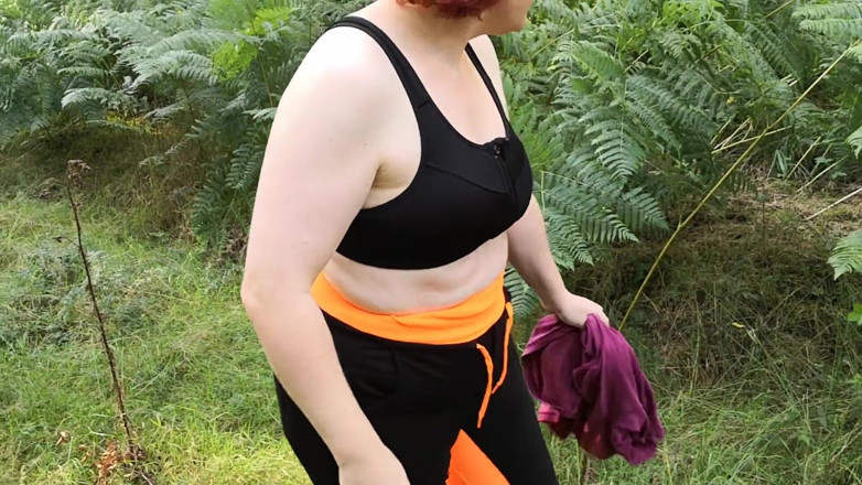 Bouncy Tits Action: Völlig nackt am platz im freien