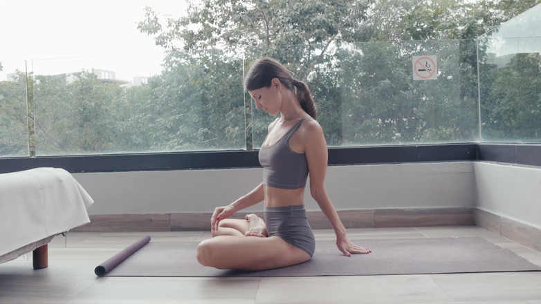 Gina Gerson: Yoga Bogel di Balkoni