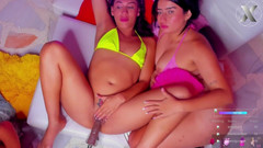 Lesbian Friends: カメラ付き:インサイドビュー