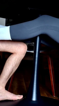Footjob pod stolem s obrovským v kalhotkách