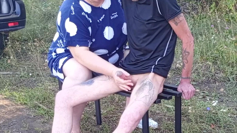 Zona901: Een buurvrouw in een park trekt mijn lul af op...