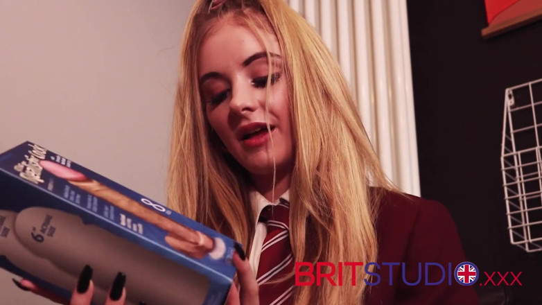 Brit Studio: 英国の18歳の女の子はクソマシンに潮吹き
