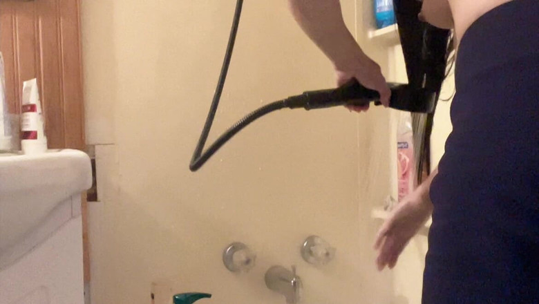 sweethanajapanese: Hana si lava i capelli nella vasca da bagno tette...