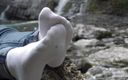Mistress Legs: Retar fötter i vita strumpor vid vattenfallet