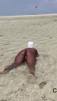 Ukazuji twerking na pláži v Africe