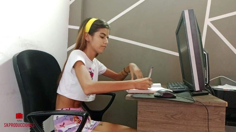SaritaHott: Le pido a mi hermanastro mayor que me ayude con...