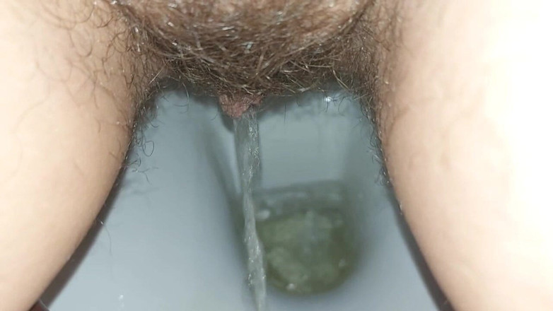 GinnaGg: उसने पेशाब किया और अपनी गीली बालों वाली योनी को पोंछा