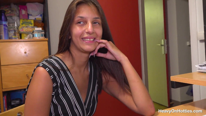 Heavy on Hotties: Yeni Fransızca konuşan genç kız sikiliyor, 18 yaşında