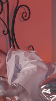 Handjob dalam sarung tangan kulit daripada MILF yang ketat, femdom untuk seorang hamba yang habis dari kongkek. Puan bertetek besar dalam baju hujan Pvc.