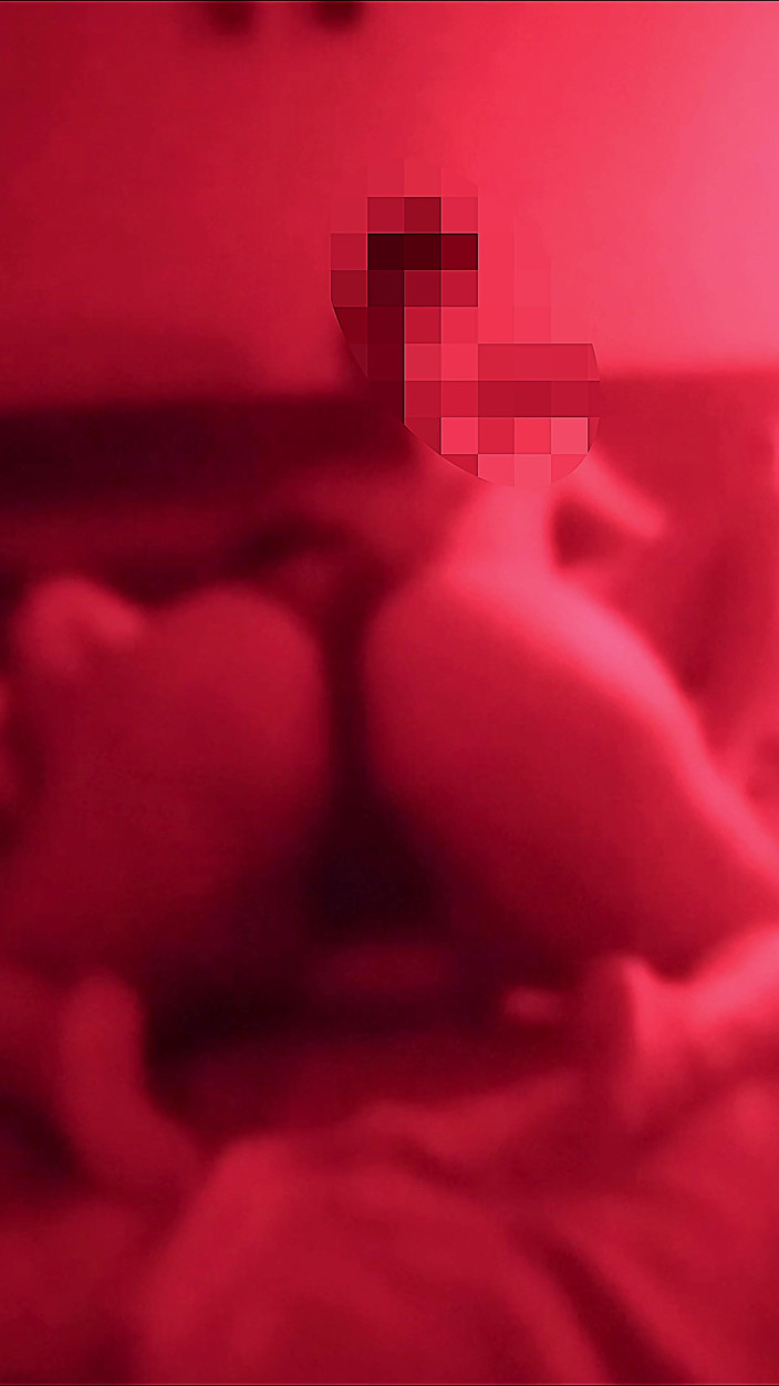 Lily & Theo: Esposa caliente saliendo mientras su marido está fuera