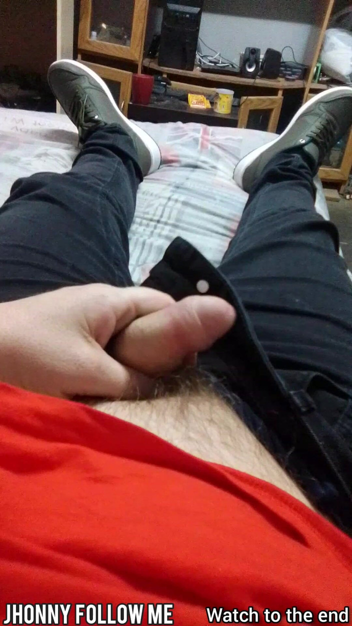 Naughty tribe: Fusto si masturba il cazzo per ottenere i follower di...