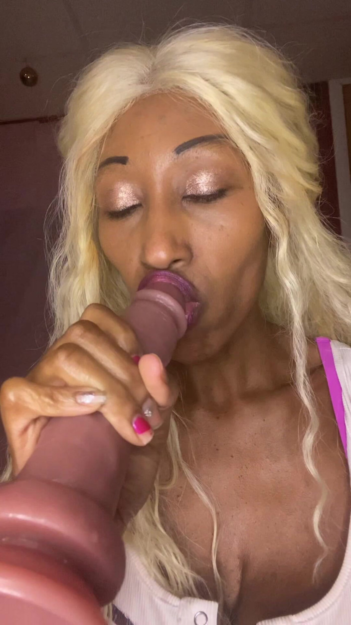 Tatiannasweets: Sarışın diğer kızlardan daha iyi yarak / dildo emiyor mu?