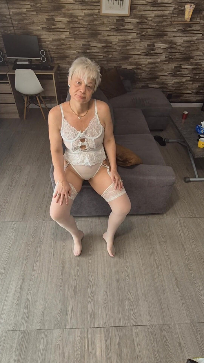 Sofy13: Jag särar på skinkorna så att du knullar min röv