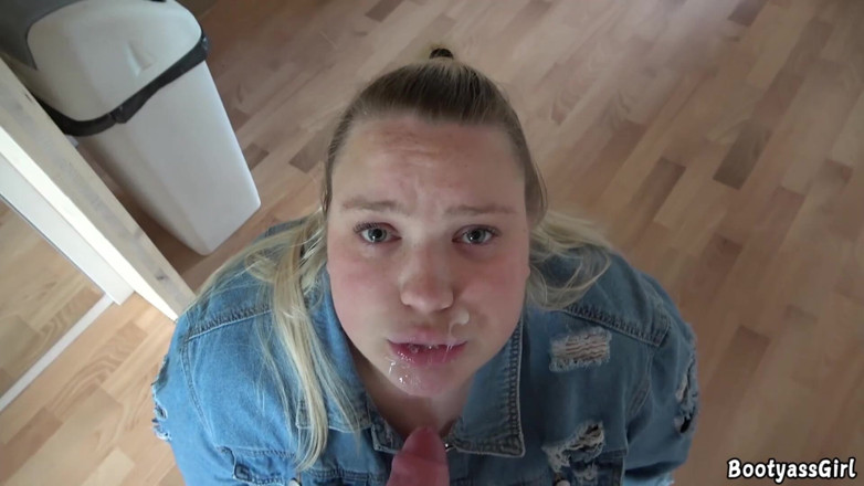 Bootyass Girl: Młoda pulchna dziewczyna ssie twardego kutasa, aż zostaje wytrysk