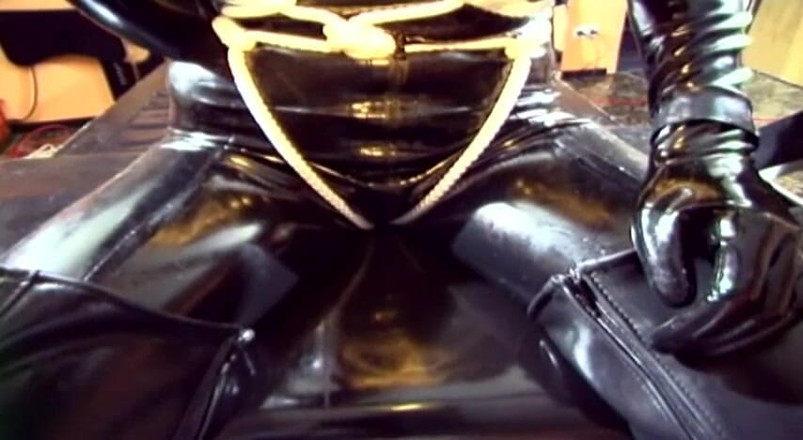 Fetish Desire: Lateks fetişi sürtük için aşırı esaret