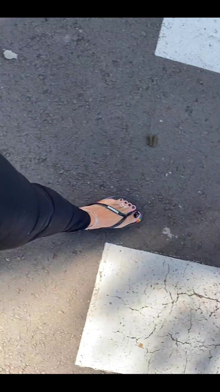 KiffaFeet: Sosind acasă cu această pedichiură neagră perfectă