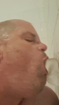 Primeiro treino com dildo para o bumbum, depois treino com dildo para a garganta da vadia
