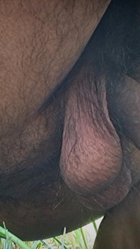 Jovem cara gostoso se masturbando em solo na selva