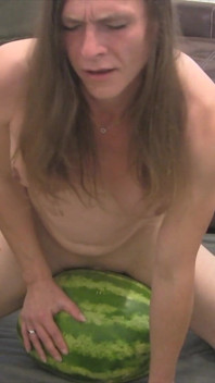 Julia joy hat spaß mit wassermelone