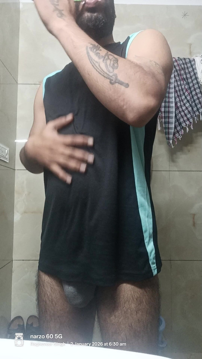 Rajasthani-old-lover: L'indiano del rajasthani desi man si gode la doccia ed...