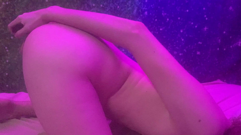 Brashen: Ragazza teenager scopa il dildo in profondità