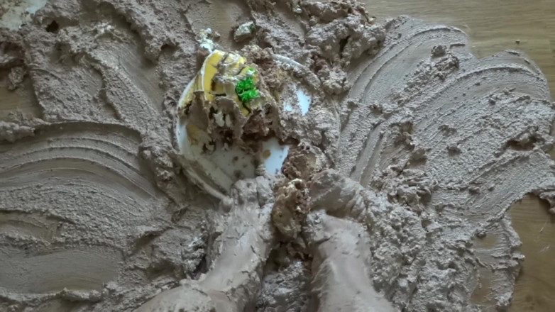 Monica Crush: Verpletterende cake op blote voeten