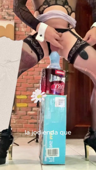 Transsexuală super sexy Benito414 călărește un vibrator albastru imens