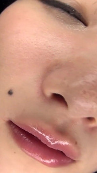 Misaki Yumeno dans une salle de classe vide pov son nez sur le verre, ton parfum est l’épreuve.